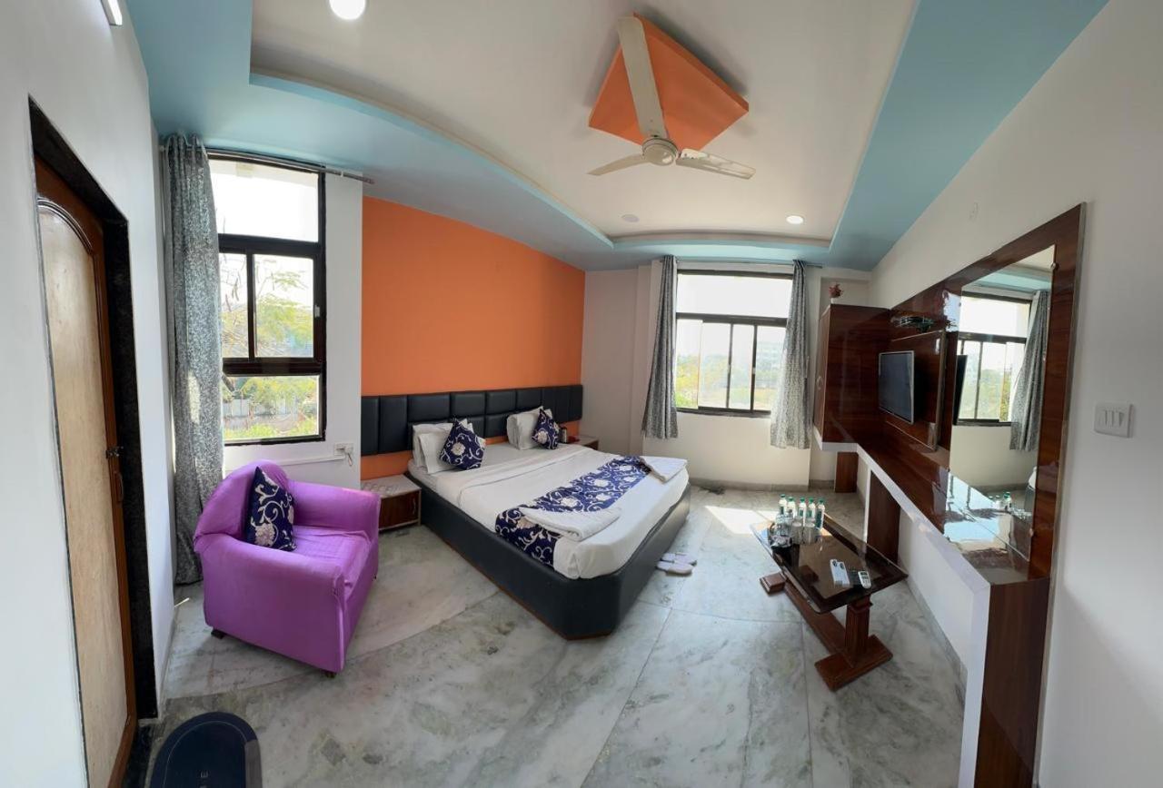 Indore Palace - Feel At