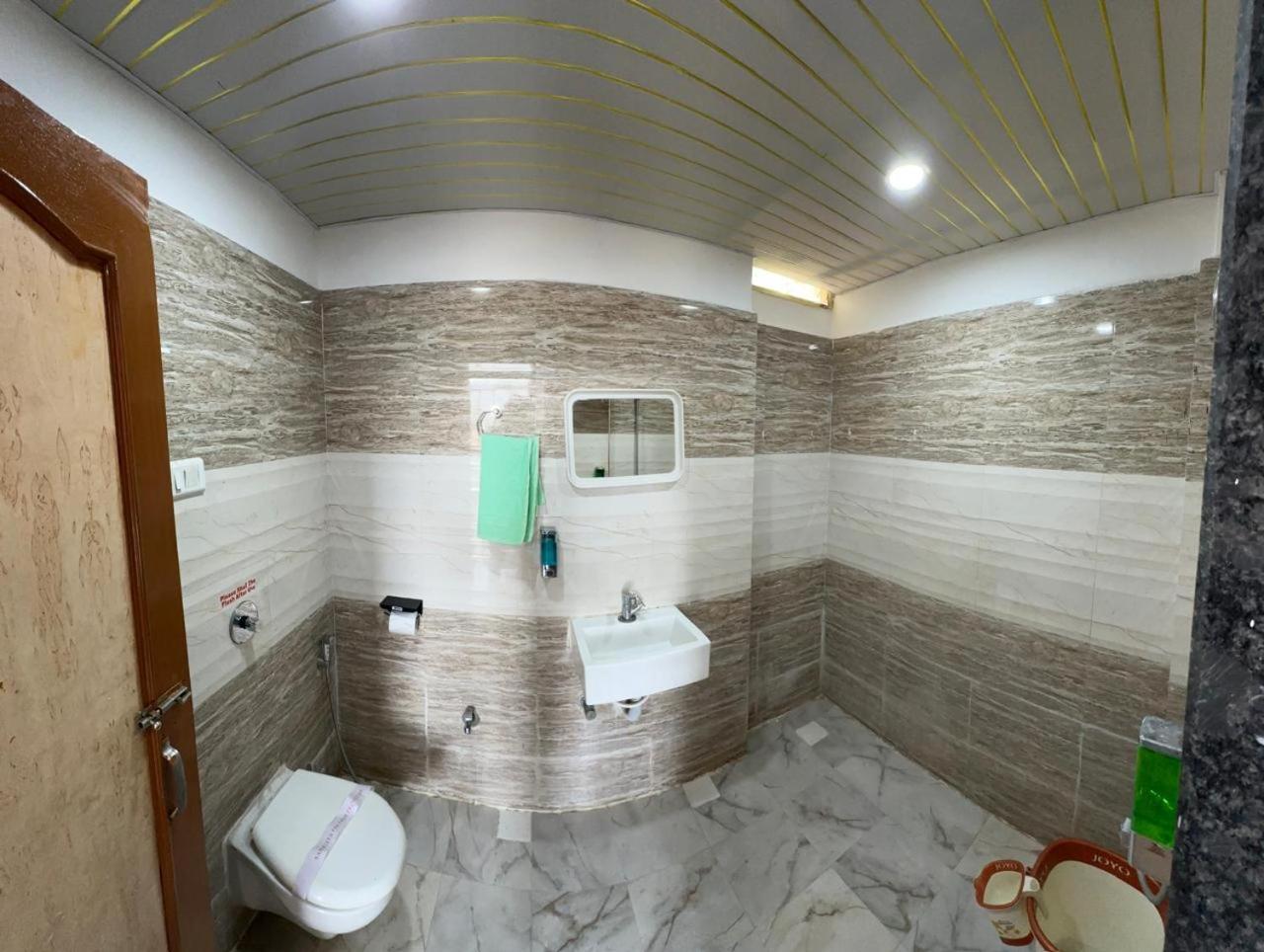 Indore Palace - Feel At 3*